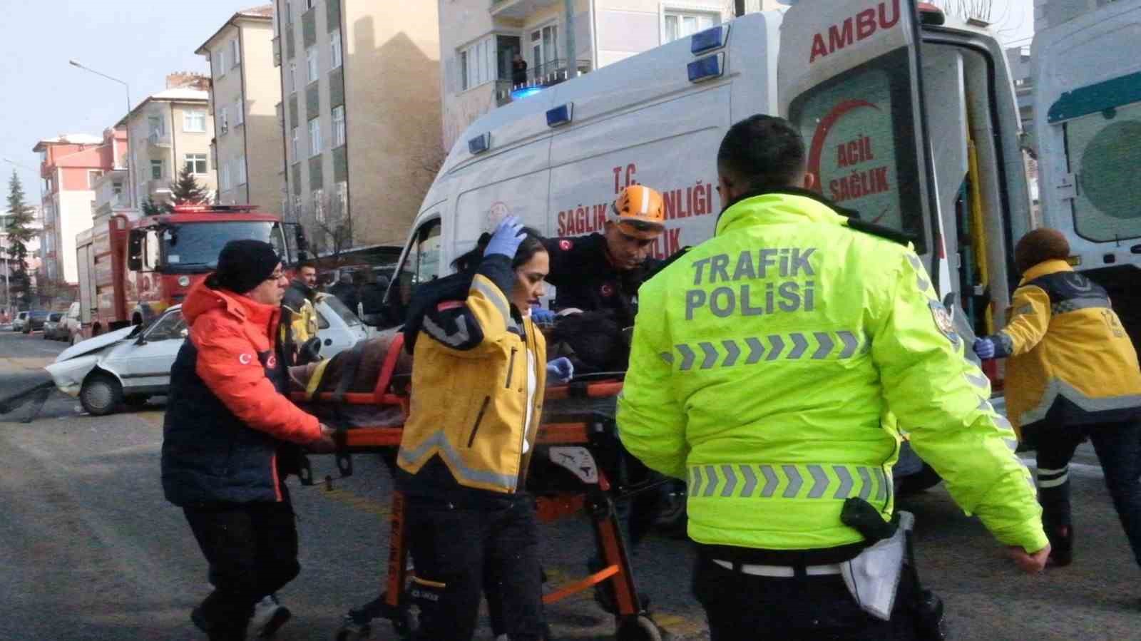 Karaman’da iki otomobilin karıştığı kazada karı koca yaralandı