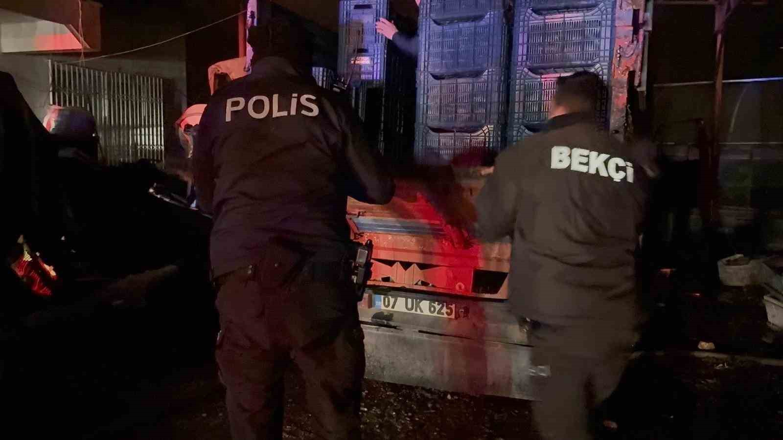 Park halindeyken yanan kamyonet kullanılamaz hale geldi