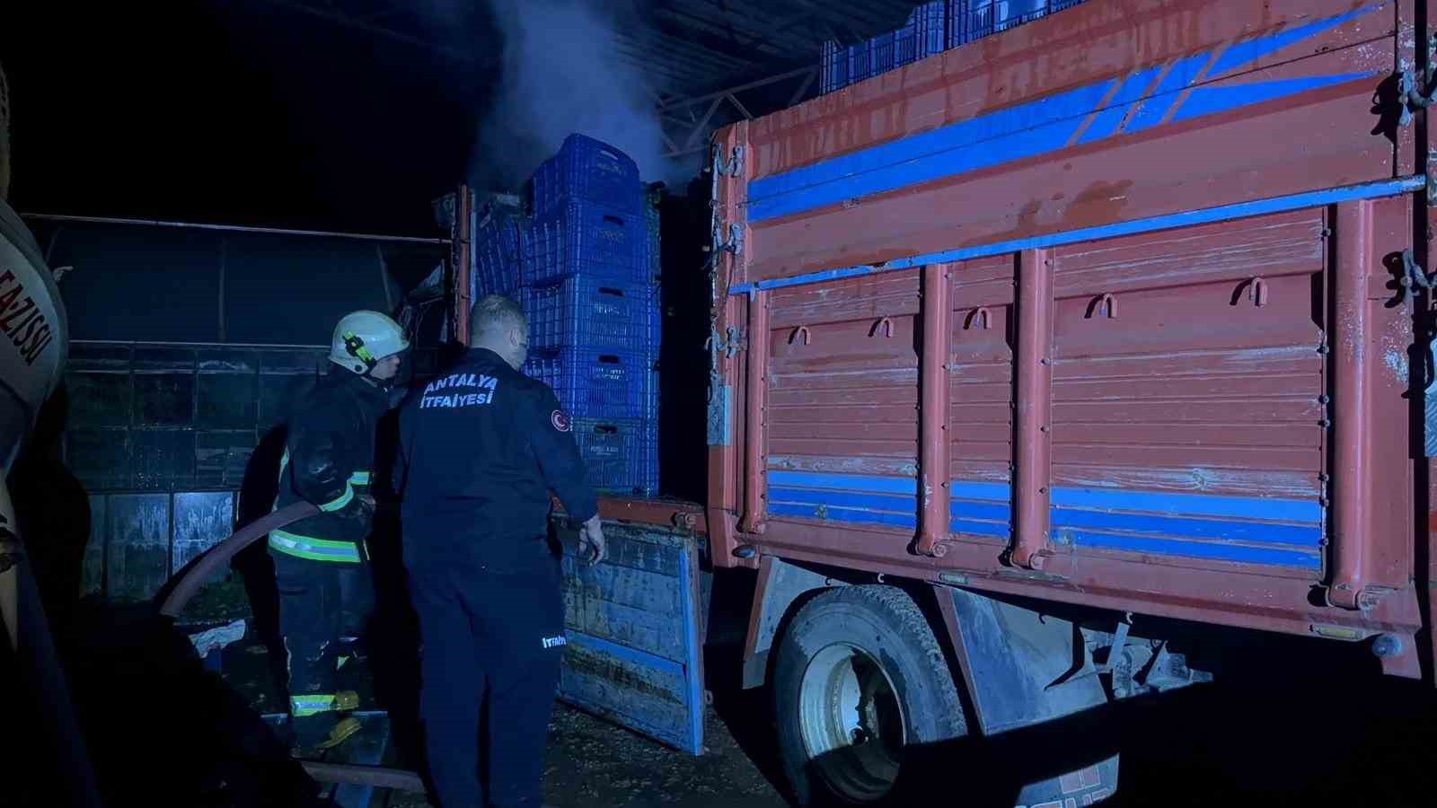 Park halindeyken yanan kamyonet kullanılamaz hale geldi