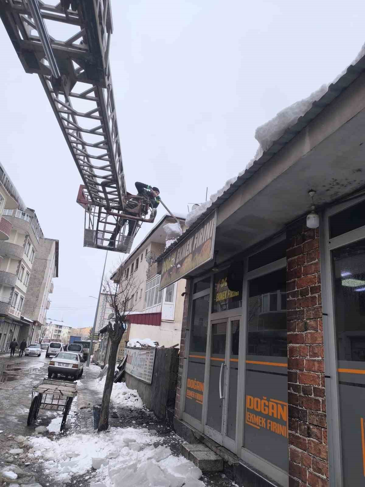 Patnos’ta buz sarkıtlarına karşı uyarı