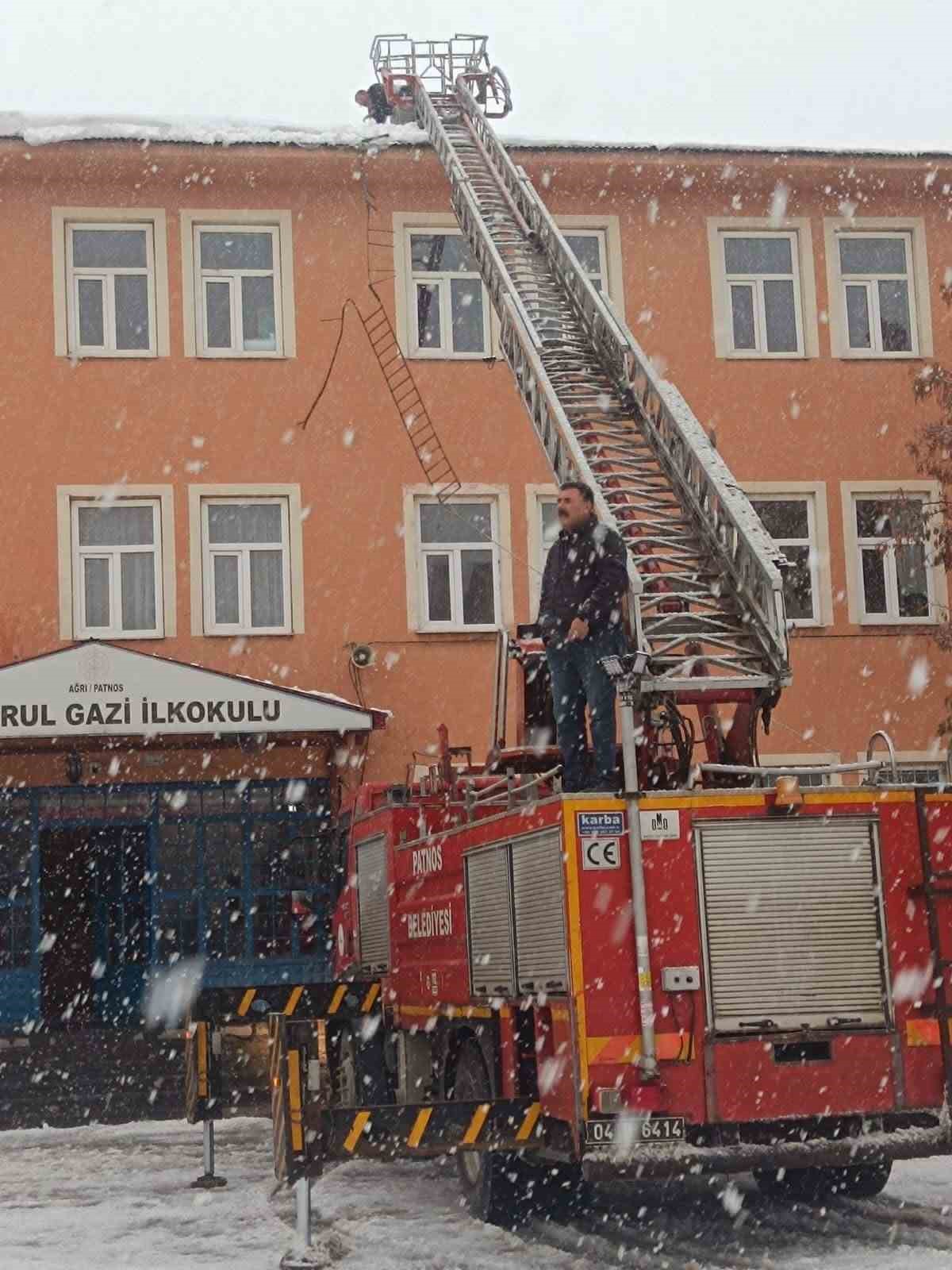 Patnos’ta buz sarkıtlarına karşı uyarı