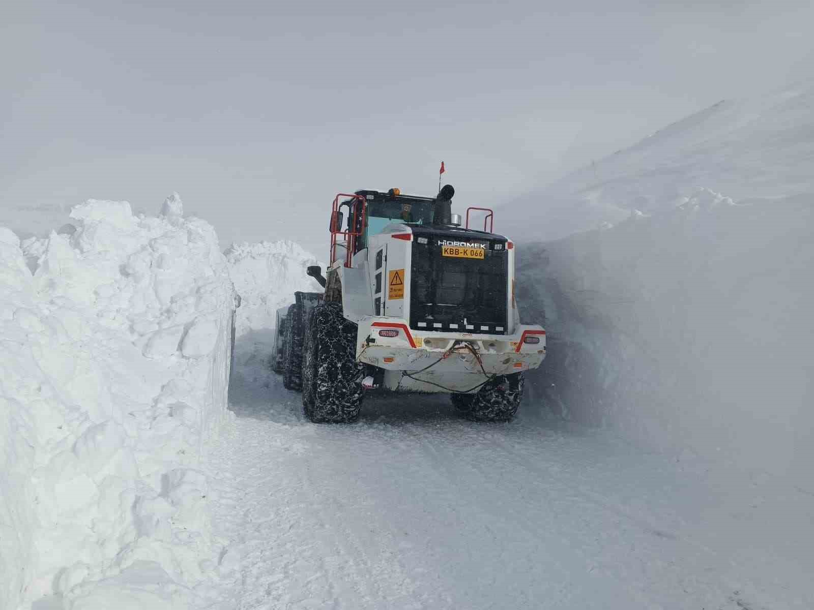 Büyükşehir, gece yarısından sabaha kadar 72 mahalle yolunu daha ulaşıma açtı