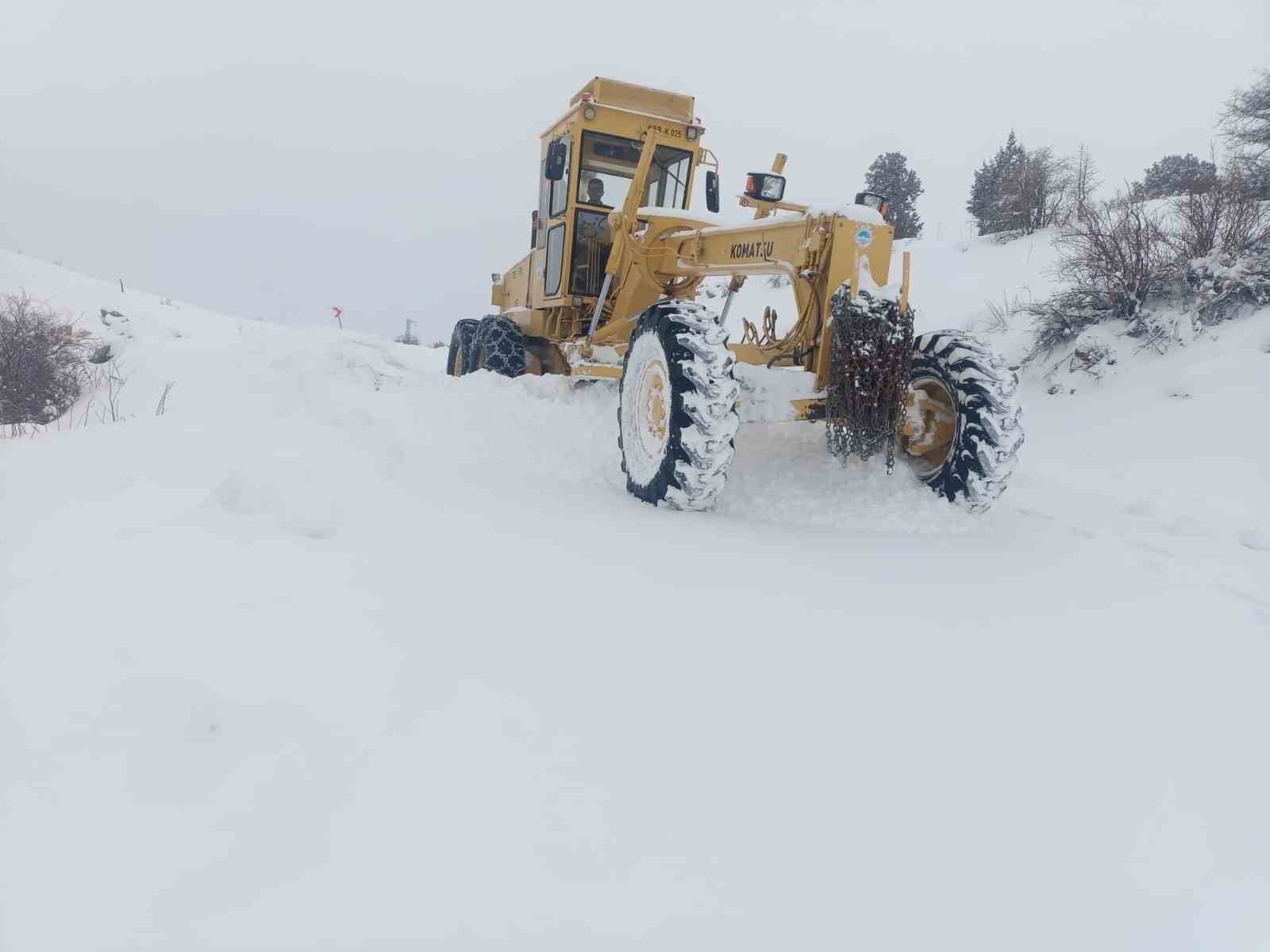 Büyükşehir, gece yarısından sabaha kadar 72 mahalle yolunu daha ulaşıma açtı