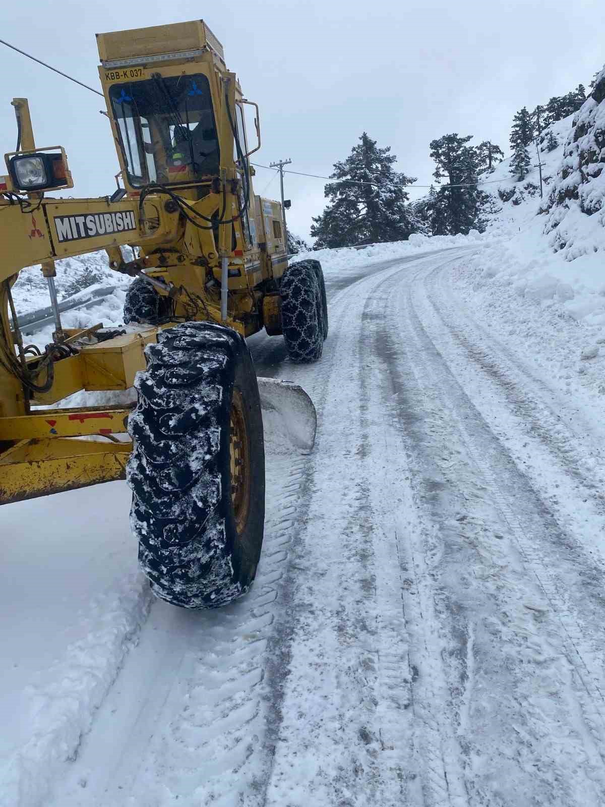 Büyükşehir, gece yarısından sabaha kadar 72 mahalle yolunu daha ulaşıma açtı
