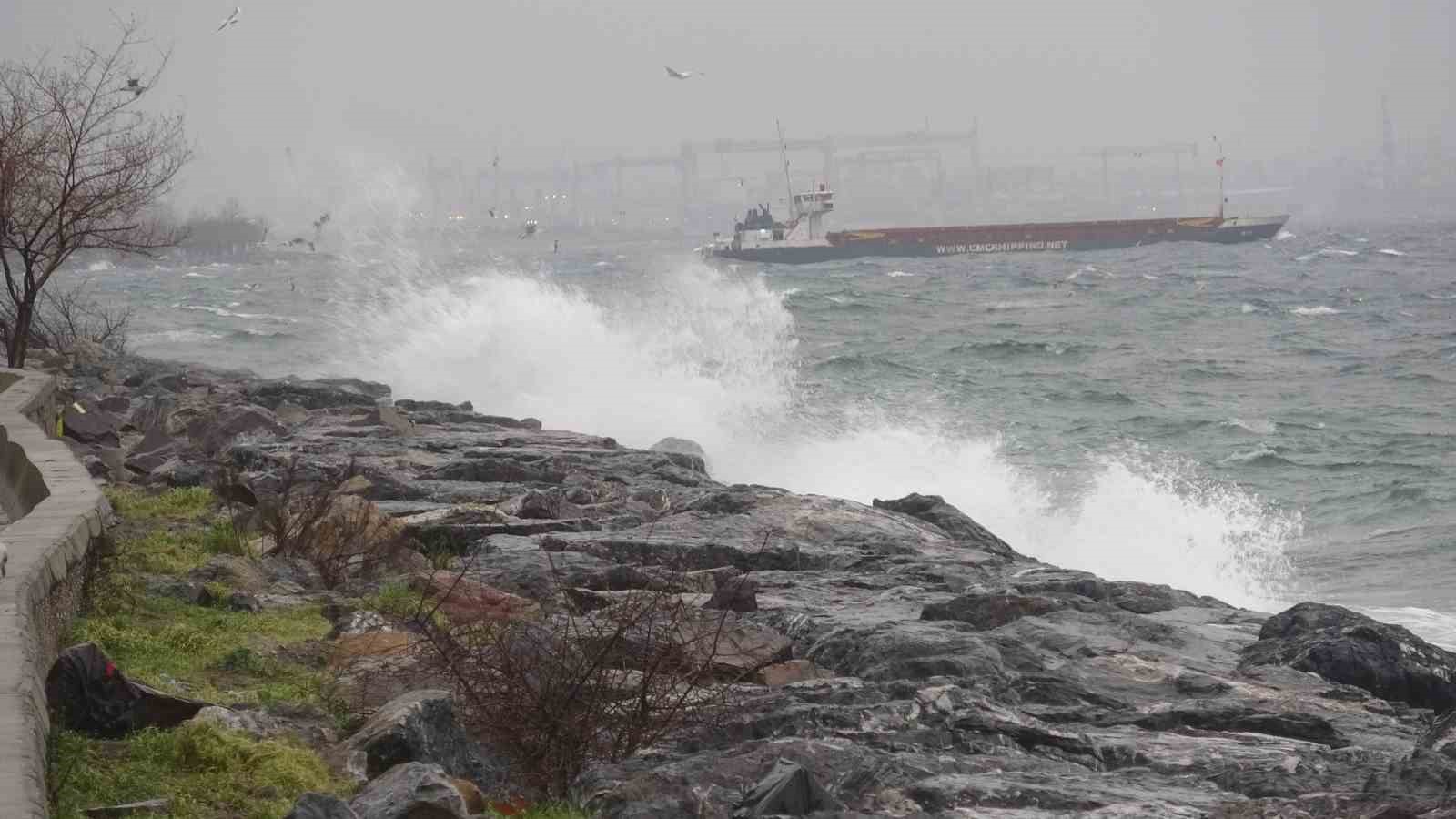 Marmara Denizi’nde fırtına etkili oldu