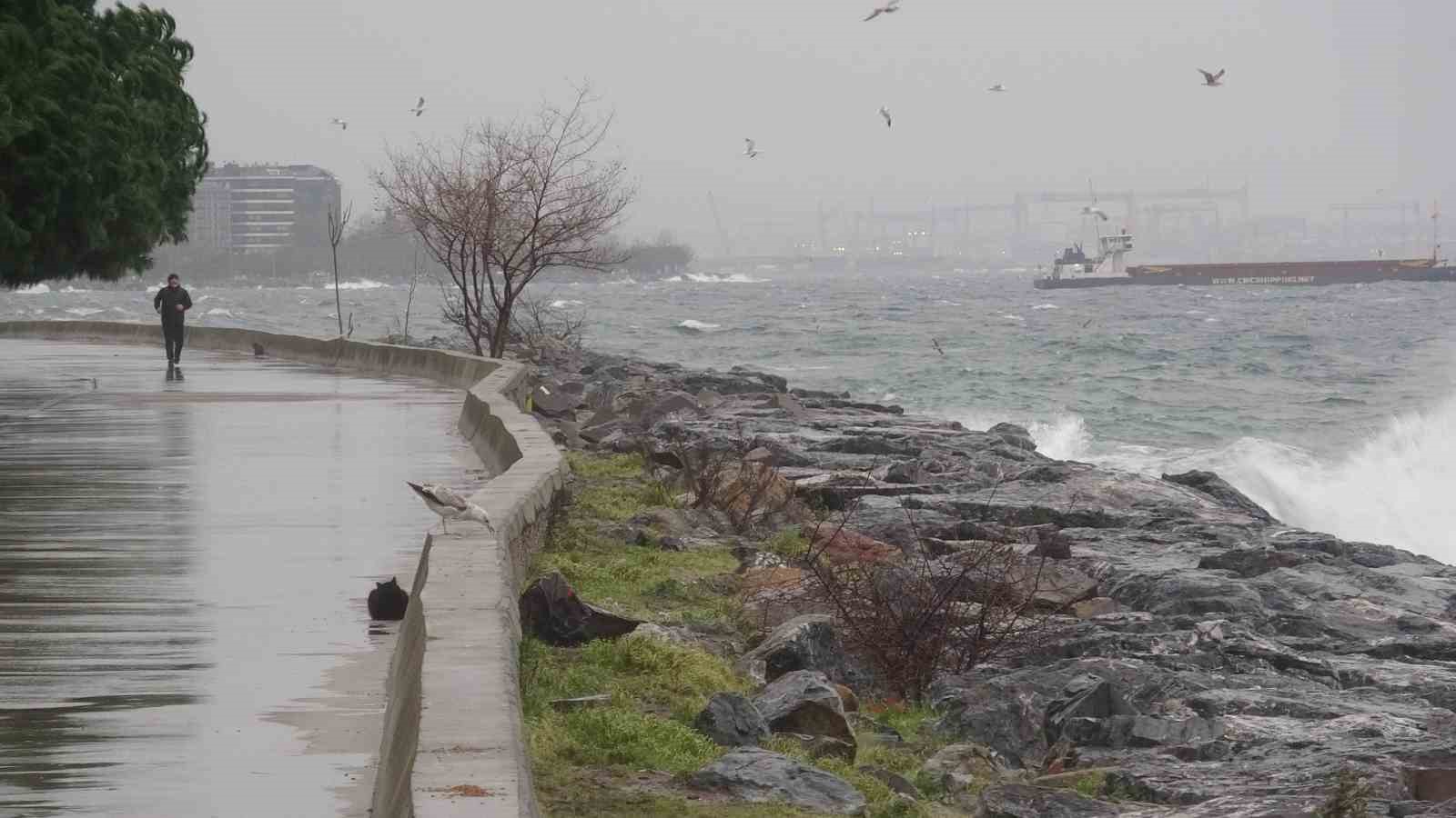 Marmara Denizi’nde fırtına etkili oldu