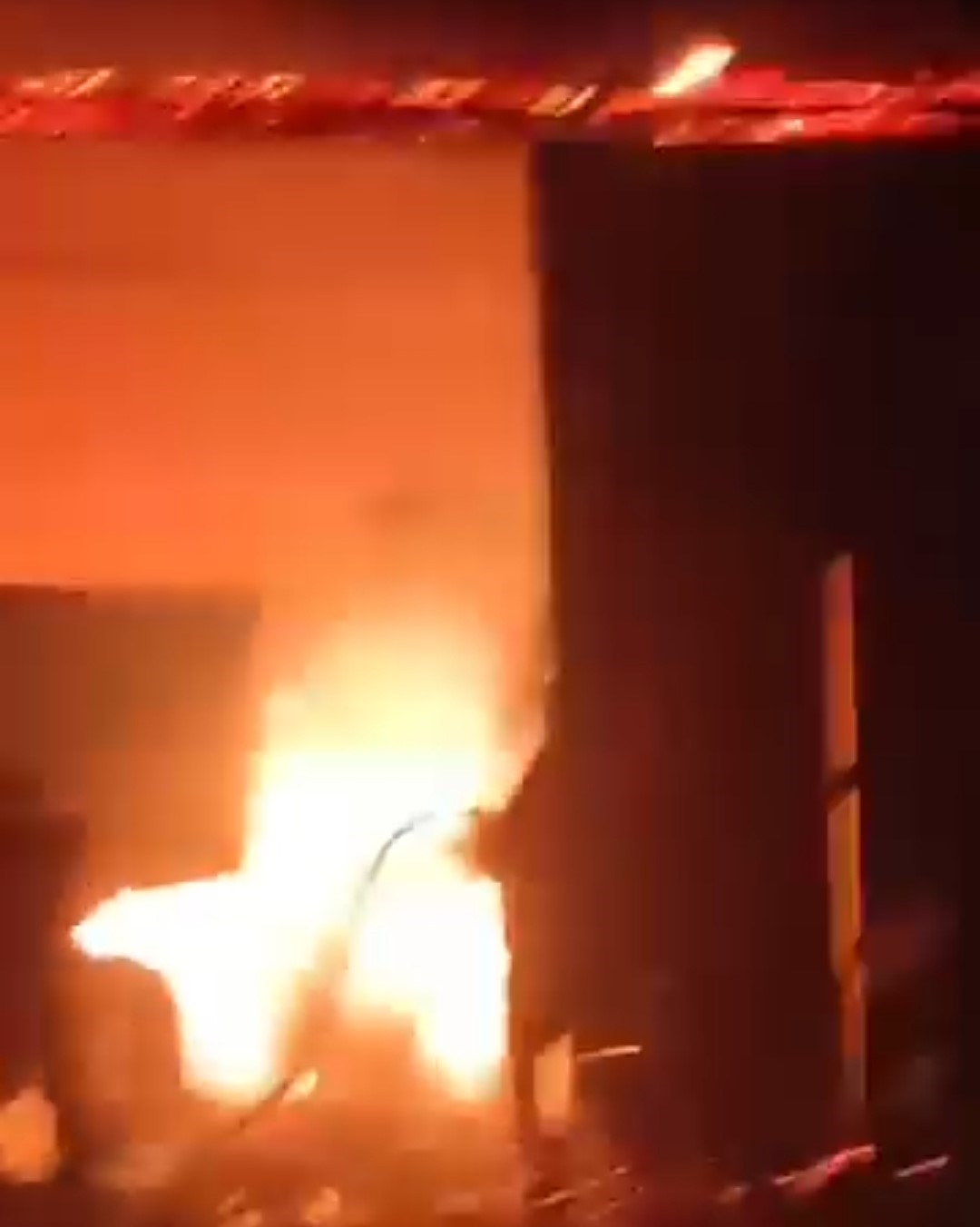 Garajda çıkan yangında traktör kullanılamaz hale geldi