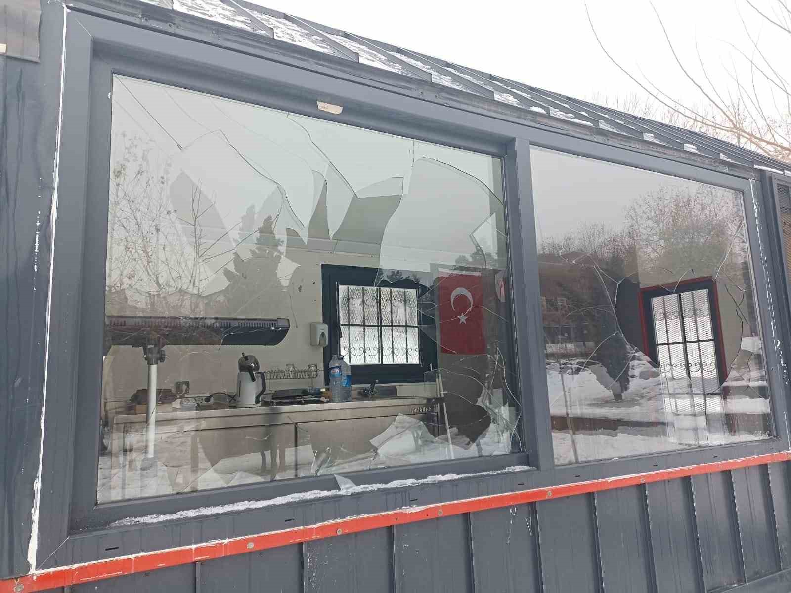 Zabıta bürosuna taşlı saldırı