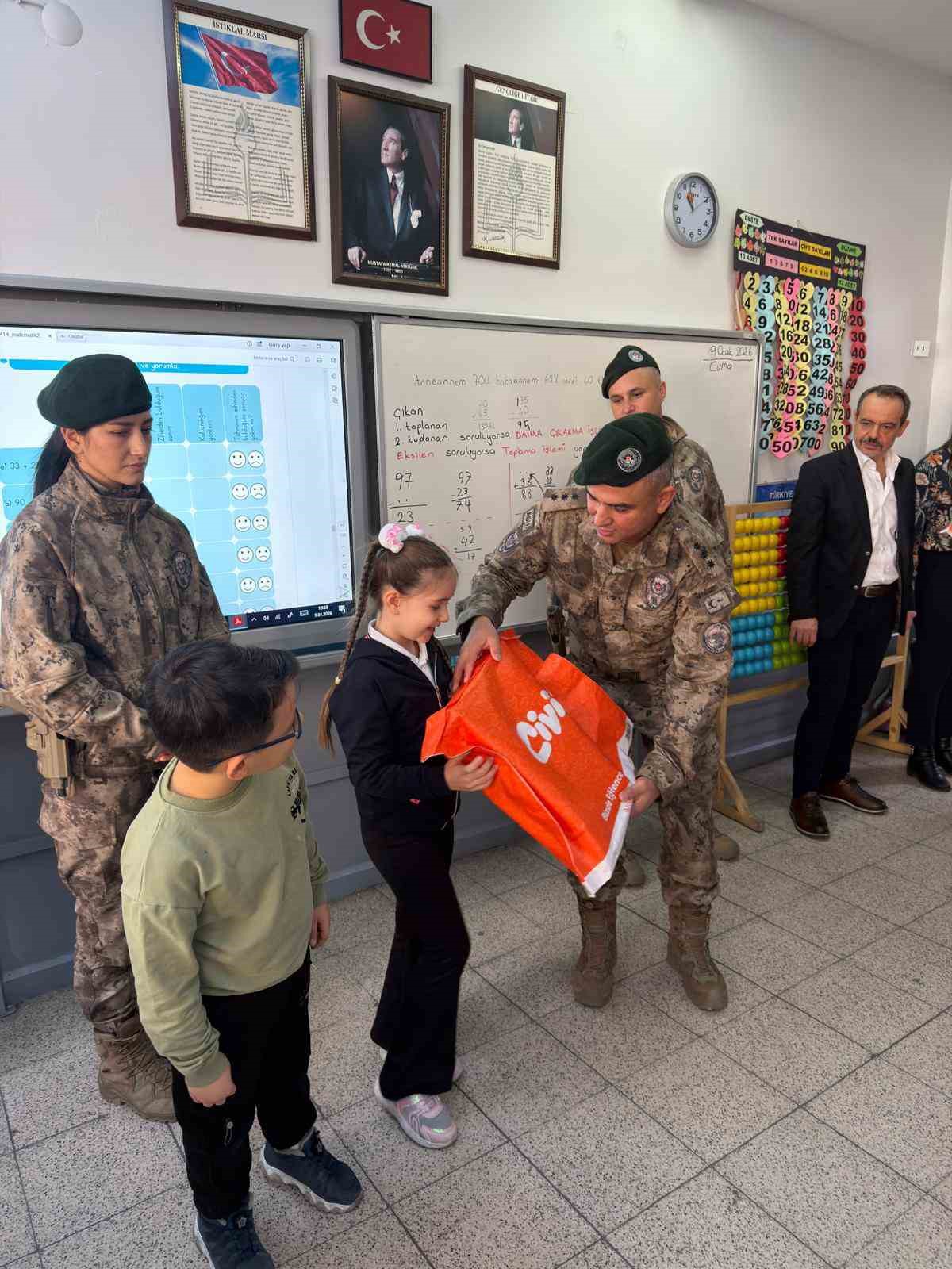 Özel Harekat polislerinden şehit kızına doğum günü sürprizi