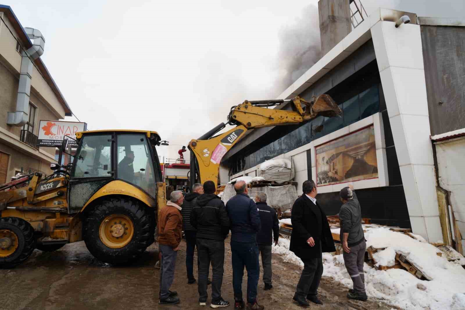 Mobilya fabrikasında yangın: 1 ölü, 1’i ağır 7 yaralı