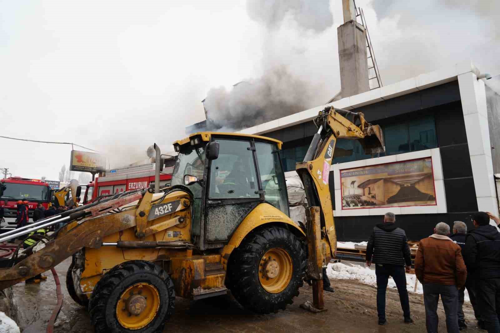 Mobilya fabrikasında yangın: 1 ölü, 1’i ağır 7 yaralı