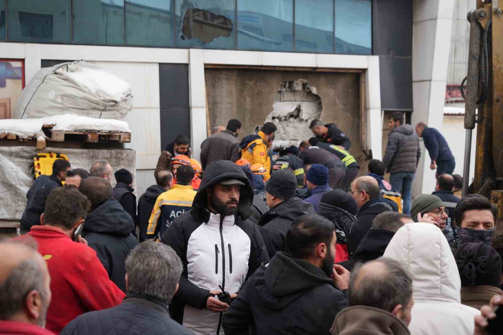 Mobilya fabrikasında yangın: 1 ölü, 1’i ağır 7 yaralı