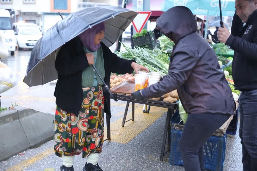 İncirliova Belediyesi’nden pazarda sıcak çorba ikramı