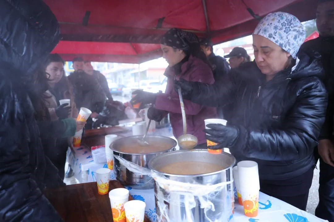 İncirliova Belediyesi’nden pazarda sıcak çorba ikramı