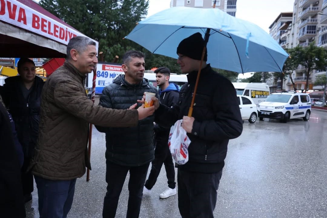 İncirliova Belediyesi’nden pazarda sıcak çorba ikramı