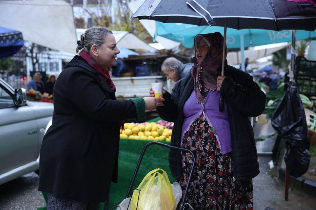İncirliova Belediyesi’nden pazarda sıcak çorba ikramı