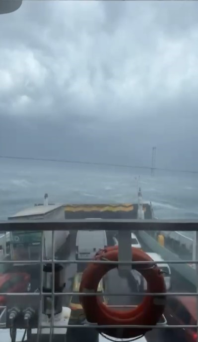 Eskihisar iskelesine yanaşamayıp sürüklenen arabalı feribot güvenli bölgede fırtınanın geçmesini bekliyor