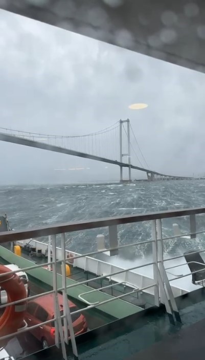 Eskihisar iskelesine yanaşamayıp sürüklenen arabalı feribot güvenli bölgede fırtınanın geçmesini bekliyor