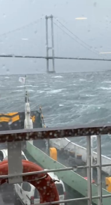 Eskihisar iskelesine yanaşamayıp sürüklenen arabalı feribot güvenli bölgede fırtınanın geçmesini bekliyor