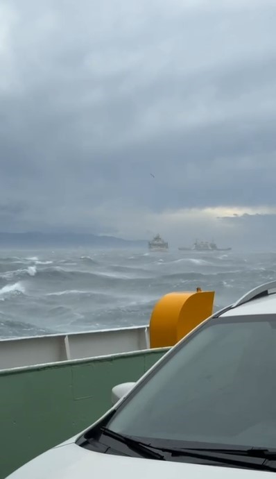 Eskihisar iskelesine yanaşamayıp sürüklenen arabalı feribot güvenli bölgede fırtınanın geçmesini bekliyor