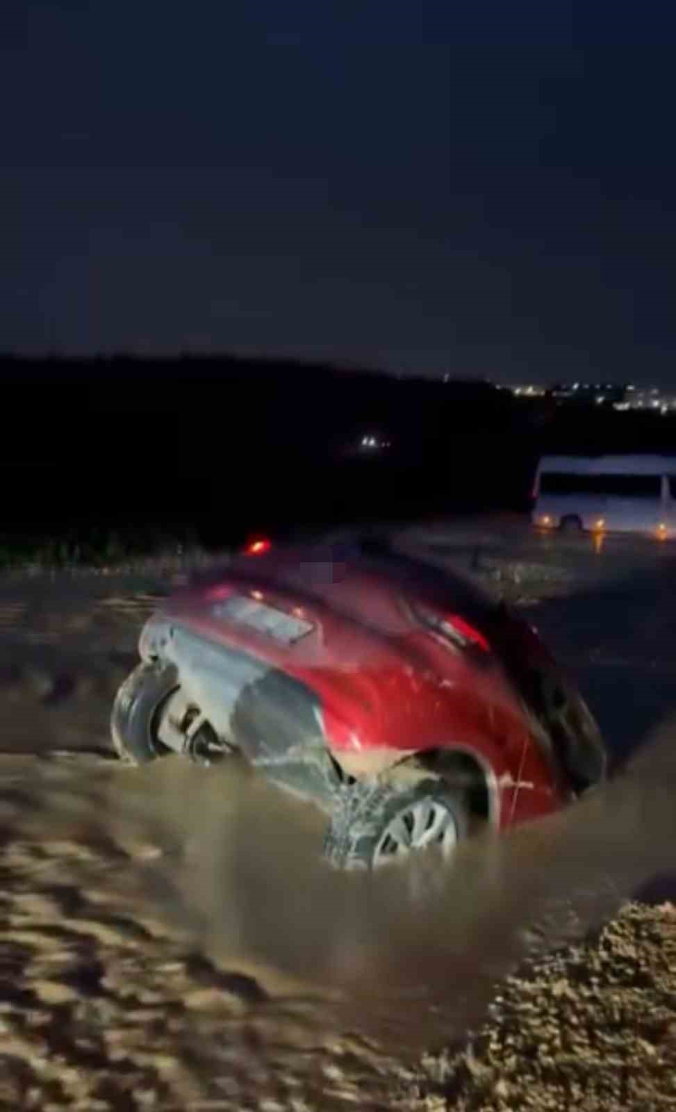 Otomobil bataklığa saplandı, sürücü son anda kurtuldu