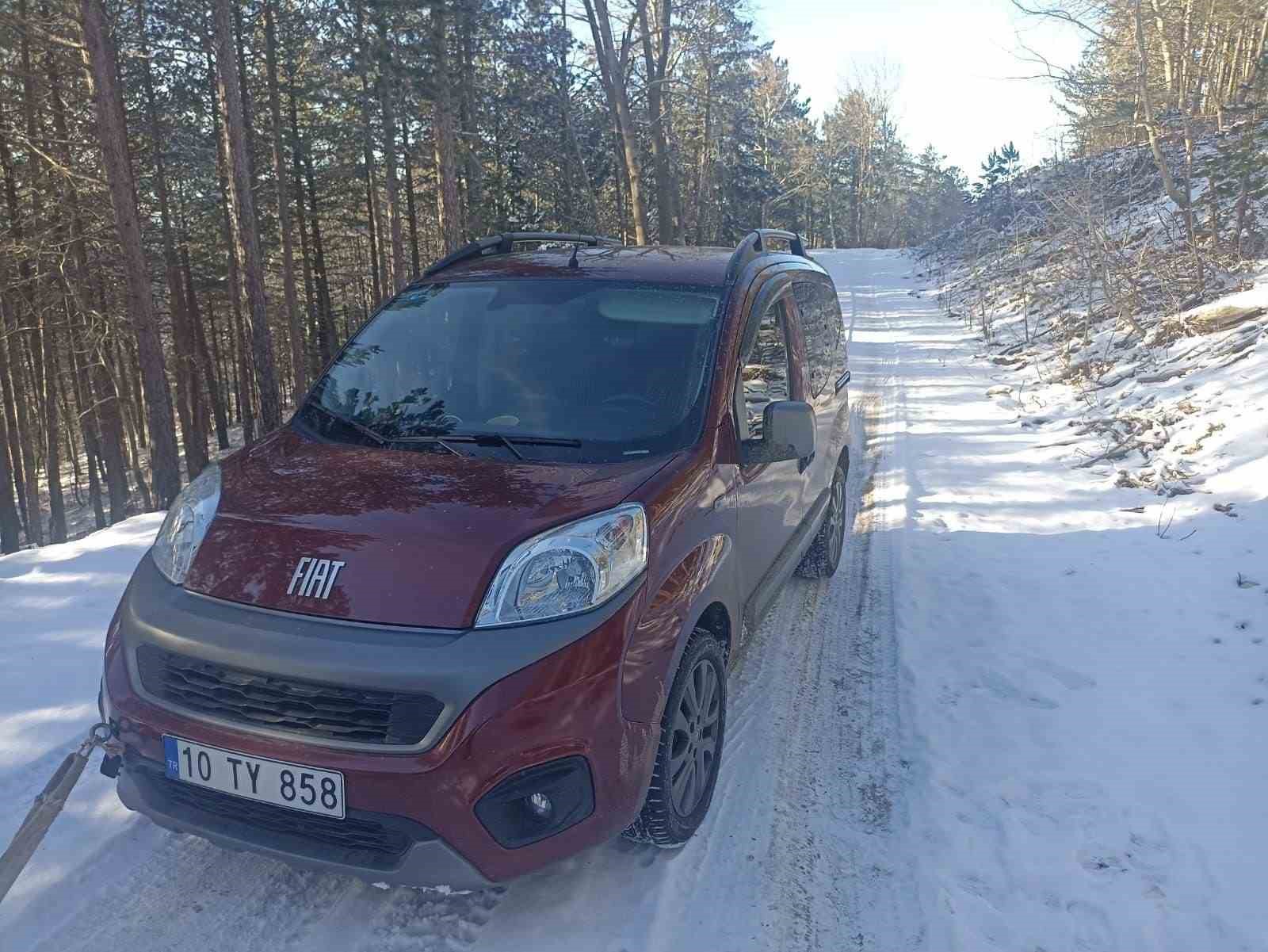 Kazdağları’nda karda mahsur kalan 4 kişiyi jandarma kurtardı