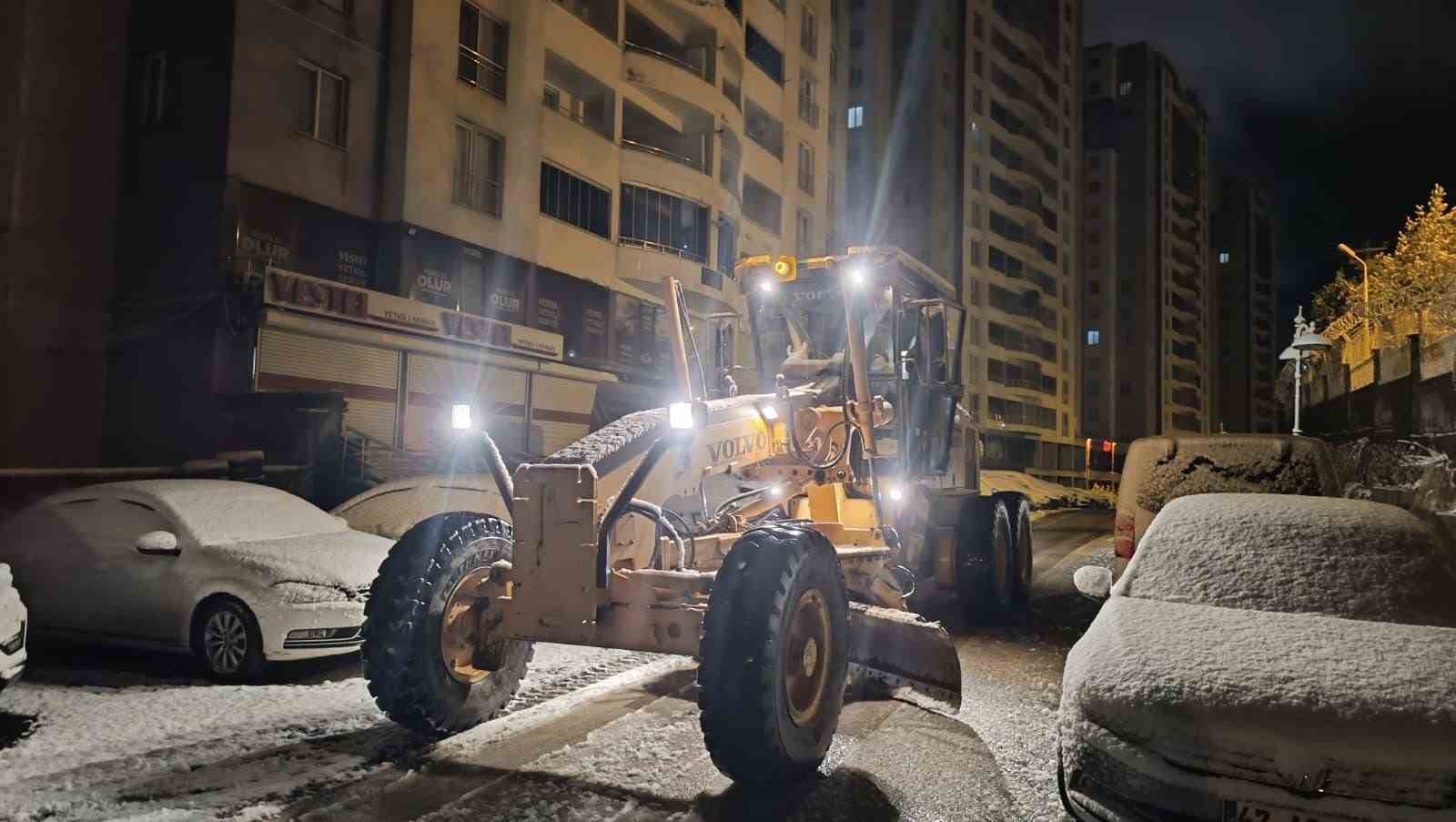 Yoğun kar Mardin’i beyaza bürüdü