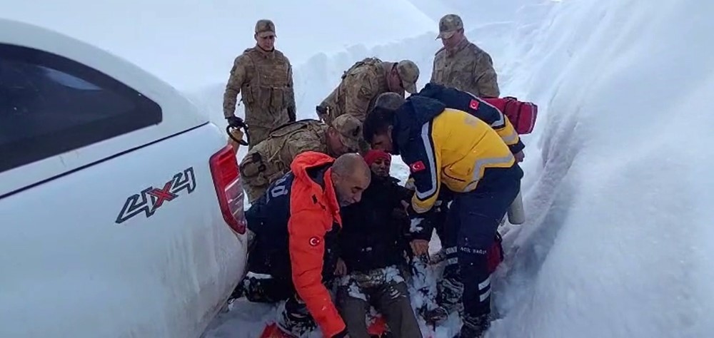 Tunceli’de ekipler 1 kilometre yürüdü, hasta hastaneye ulaştırıldı