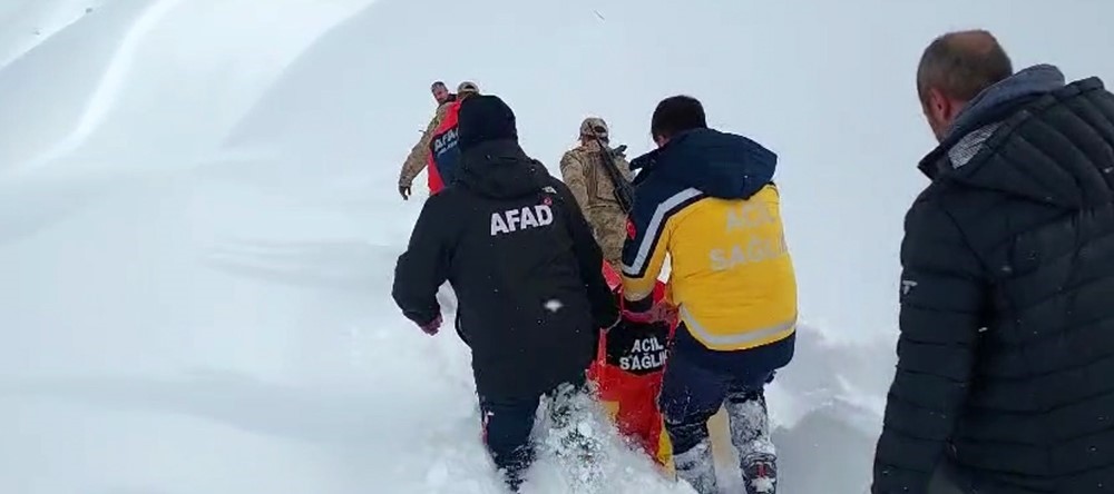 Tunceli’de ekipler 1 kilometre yürüdü, hasta hastaneye ulaştırıldı