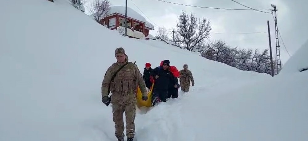 Tunceli’de ekipler 1 kilometre yürüdü, hasta hastaneye ulaştırıldı