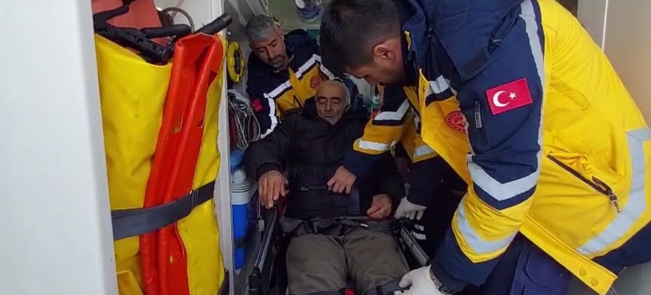 Tunceli’de ekipler 1 kilometre yürüdü, hasta hastaneye ulaştırıldı