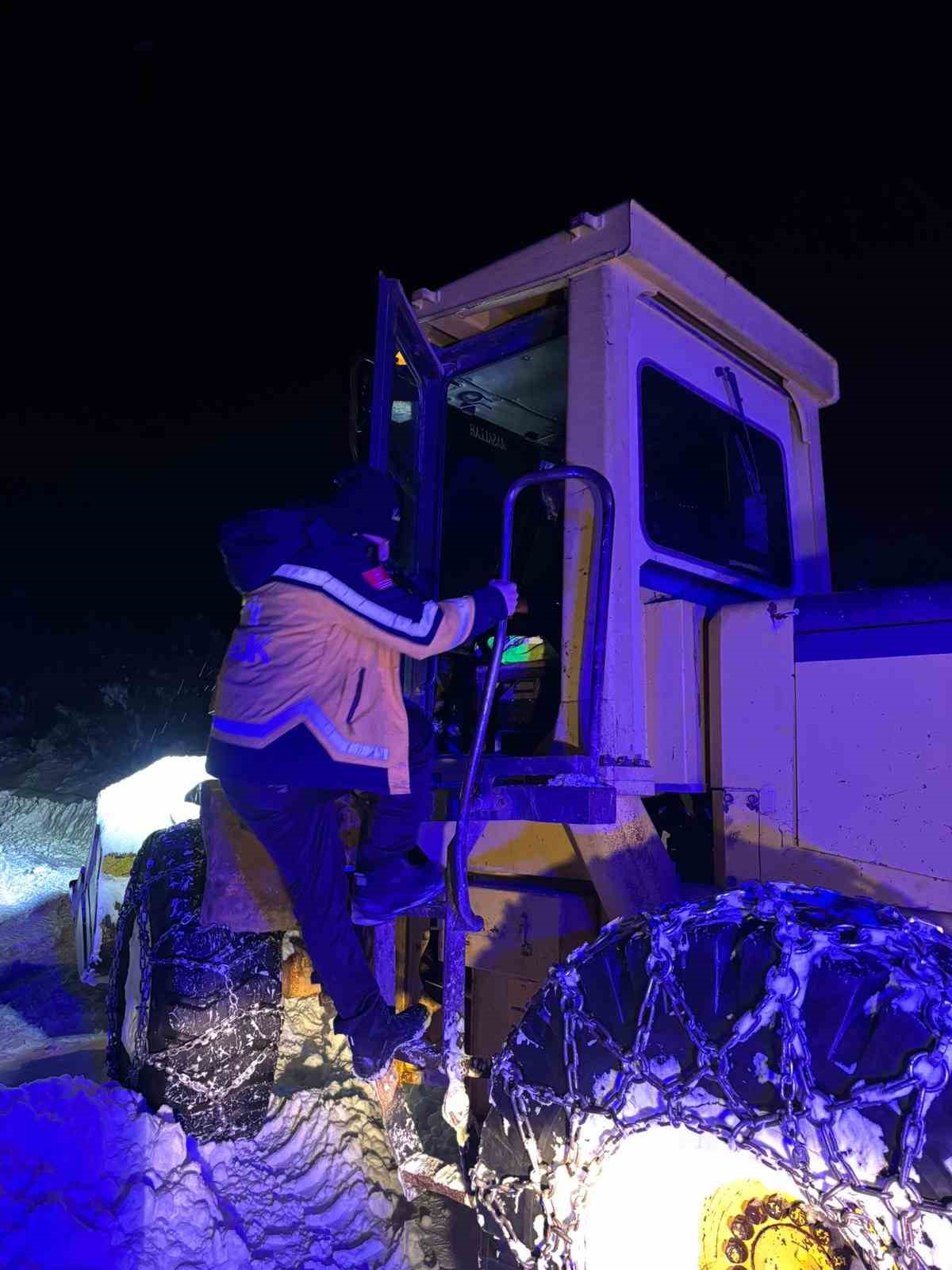 Köyde mahsur kalan çift 5 saatlik çalışma sonucu hastaneye sevk edildi