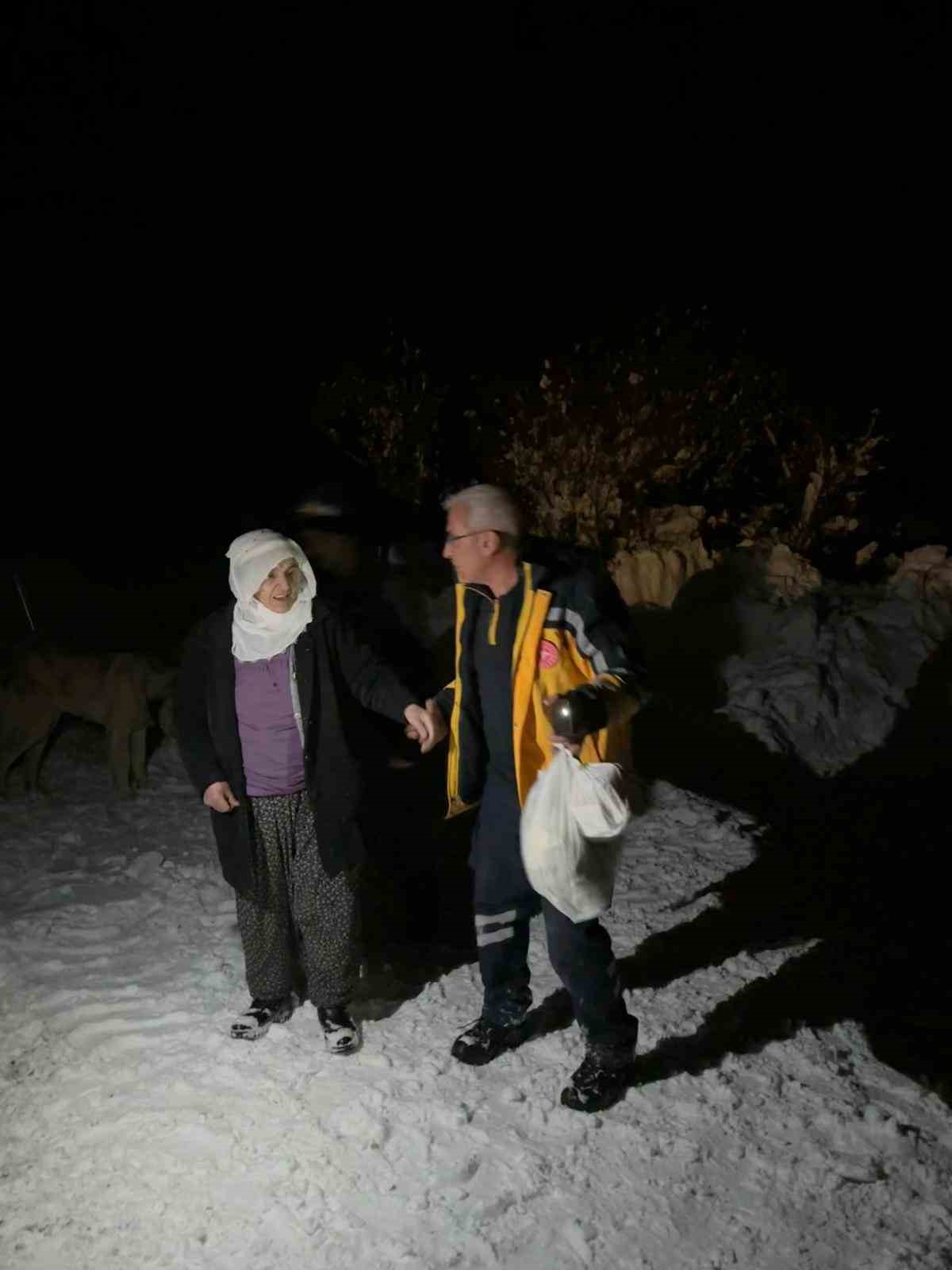 Köyde mahsur kalan çift 5 saatlik çalışma sonucu hastaneye sevk edildi