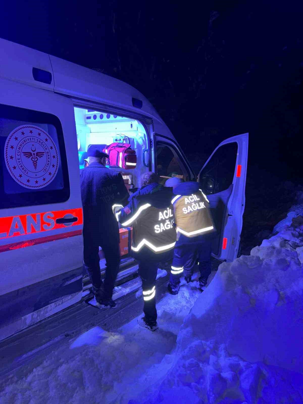 Köyde mahsur kalan çift 5 saatlik çalışma sonucu hastaneye sevk edildi