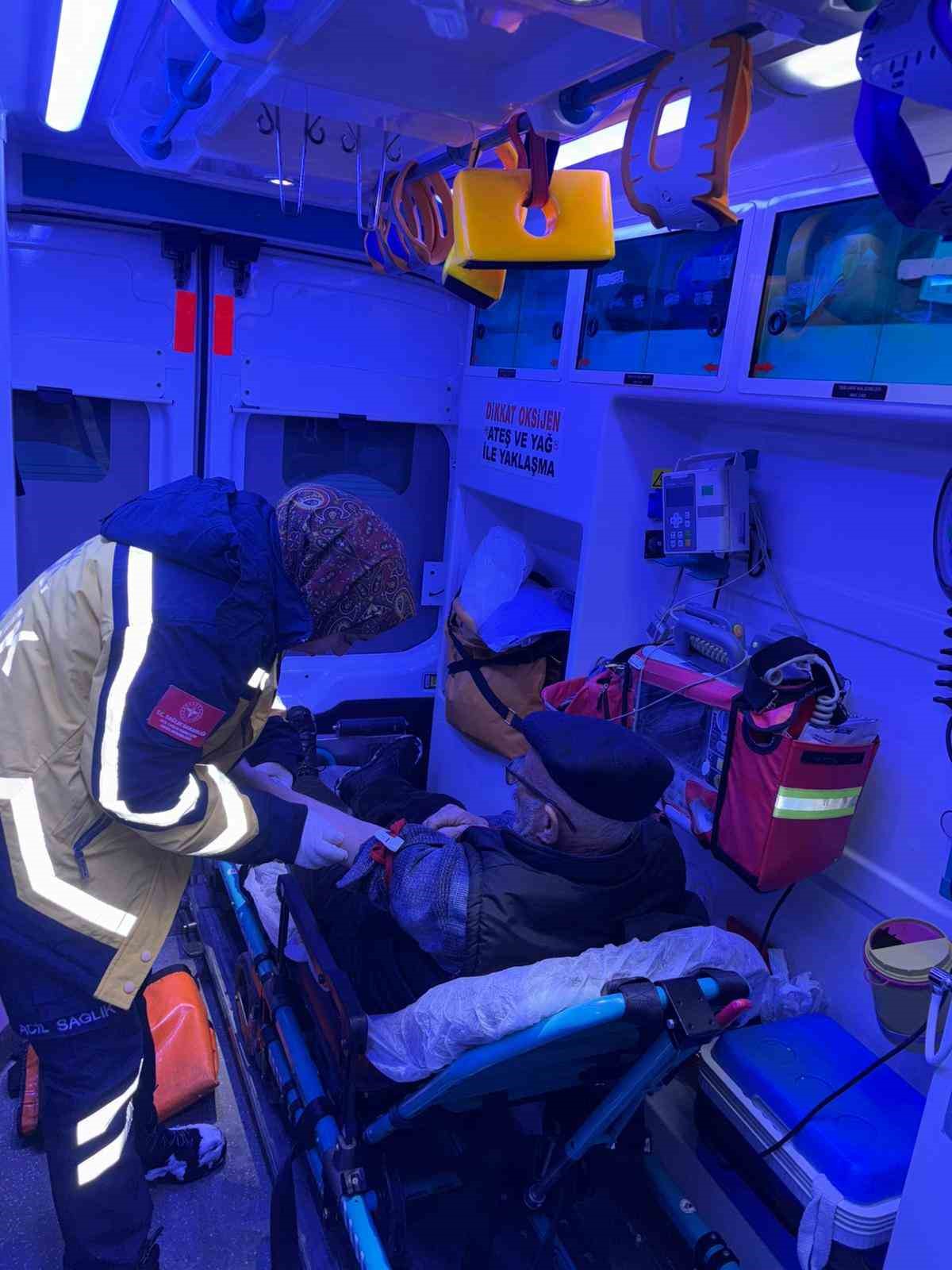 Köyde mahsur kalan çift 5 saatlik çalışma sonucu hastaneye sevk edildi