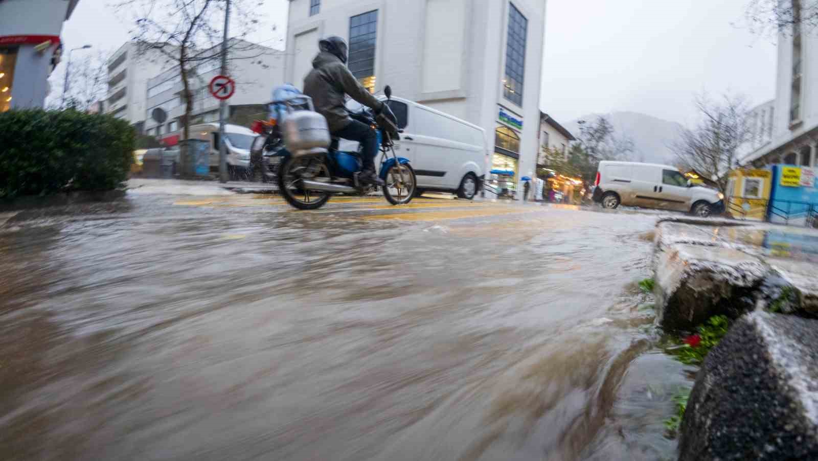 Manisa’da esnafın fırtına ve yağmurla imtihanı