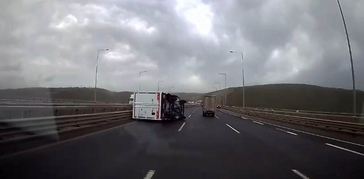 Fırtınada seyir halindeki kamyonet devrildi