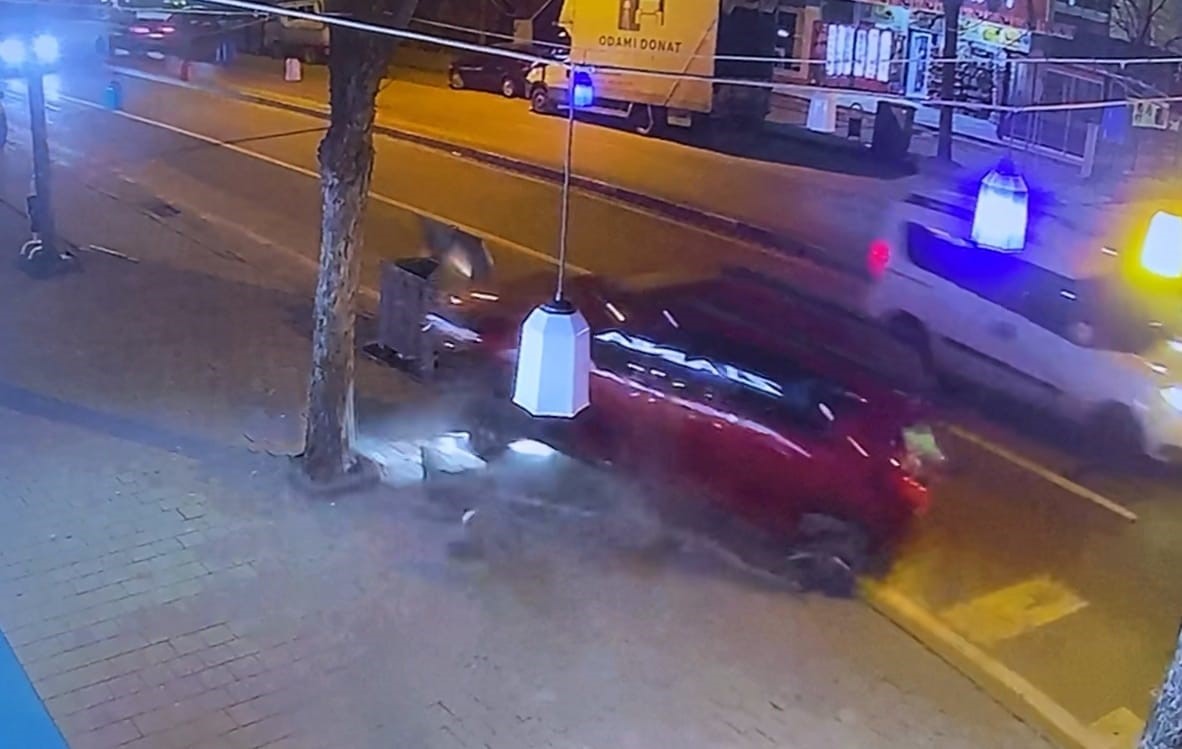 Fren yerine gaza bastı, 2 kişi yaralandı