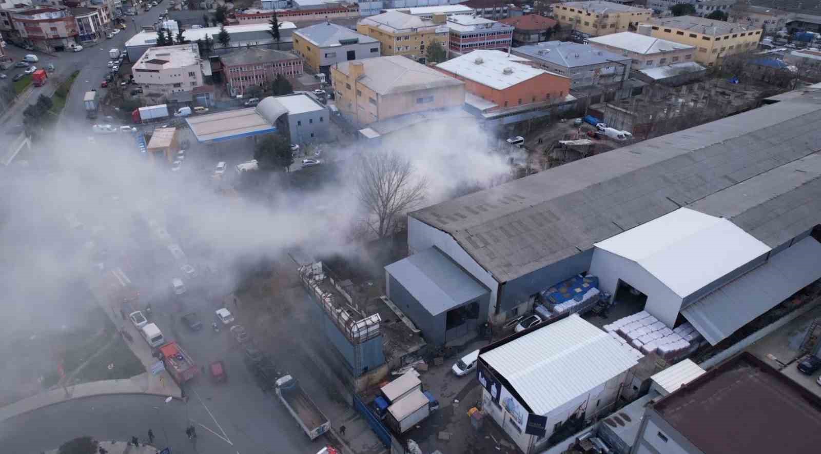 Gaziosmanpaşa’da avize atölyesinin deposunda yangın çıktı: Ekiplerin söndürme çalışması havadan görüntülendi