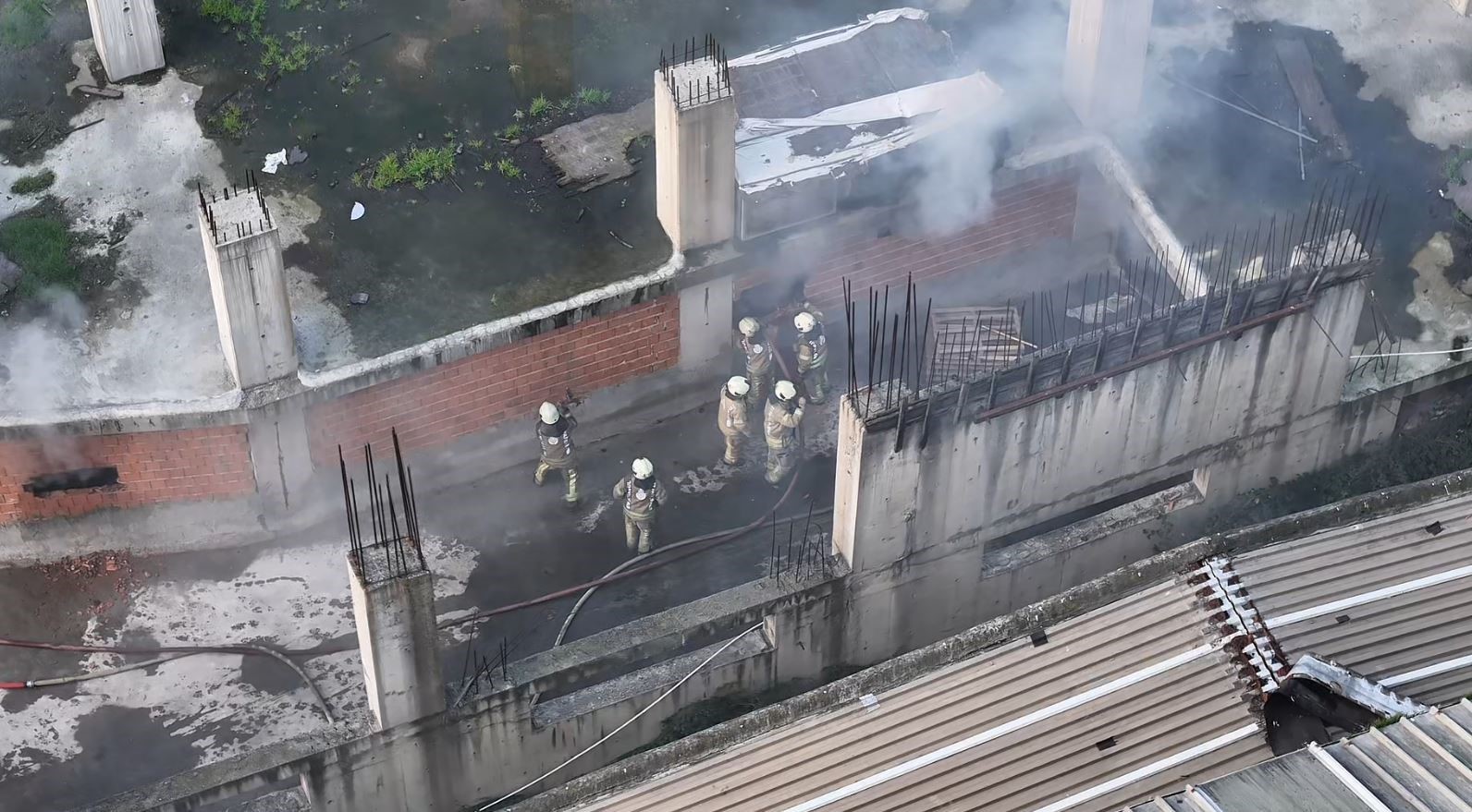 Gaziosmanpaşa’da işyerinde yangın çıktı, itfaiye ekipleri duvarı balyozla kırarak yangına müdahale etti