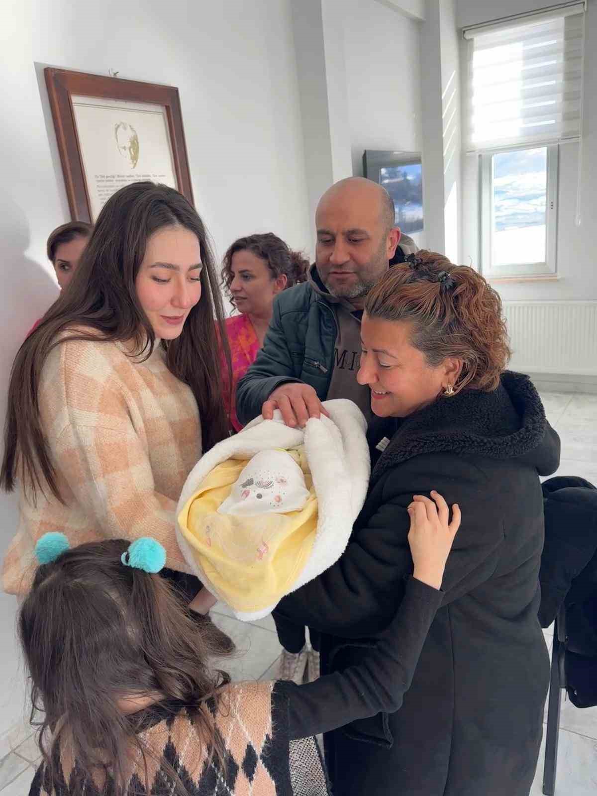 ‘Geçici Koruyucu Aile’ modelinin 100’üncü bebeği Ege Berk, Samsun’da koruyucu ailesiyle buluştu