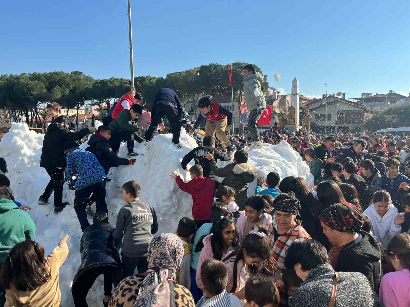 Germencik Belediyesi’nden karnelerini alan çocuklara “kar” sürprizi