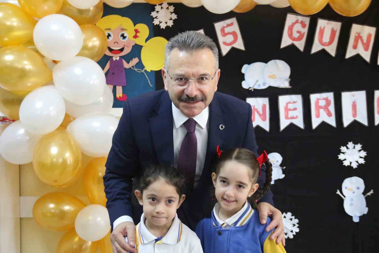 Görevi bugün sona eren Vali Aksoy’u “Bir çocuk sevdim” isimli şarkısıyla uğurladılar