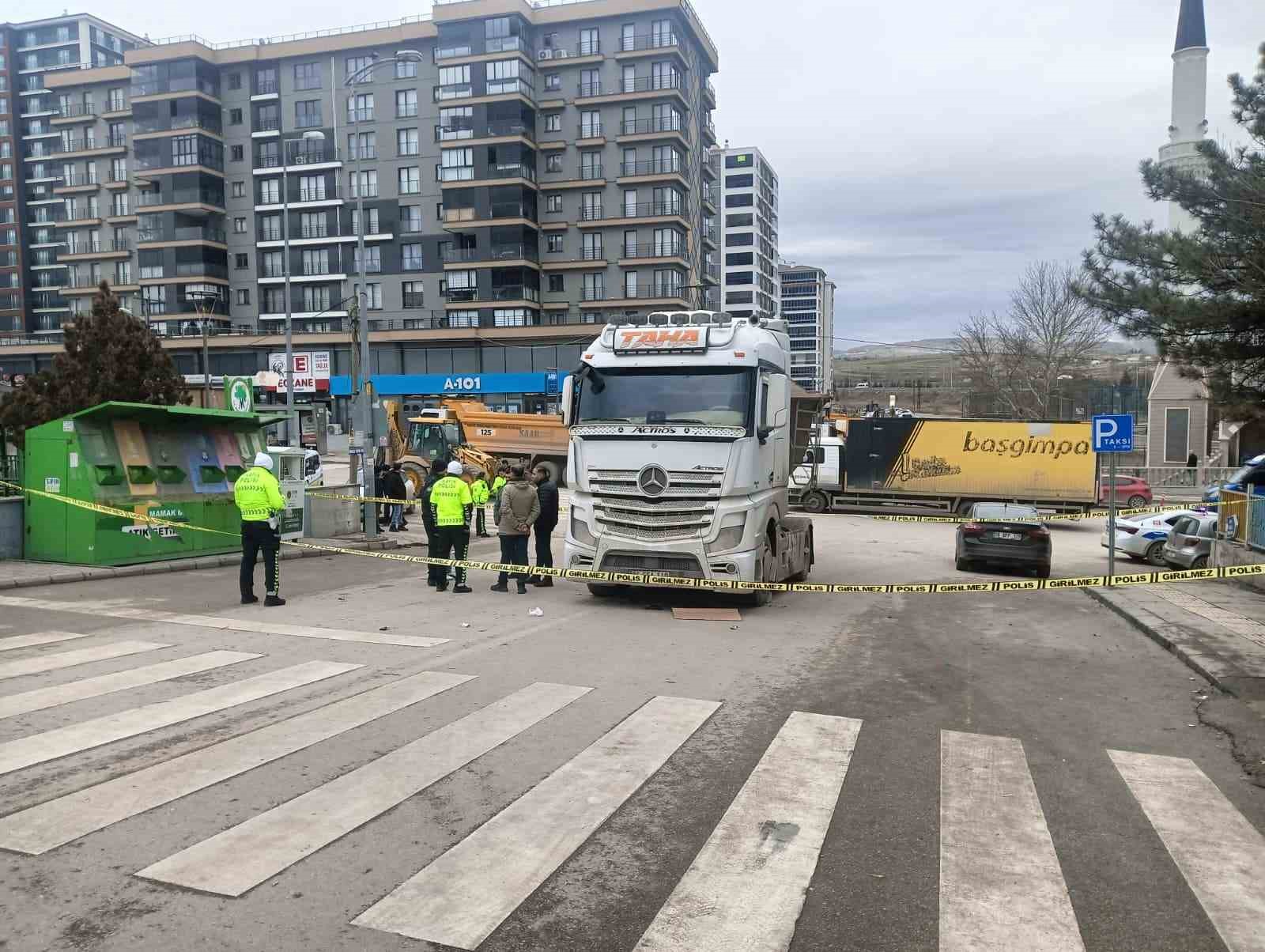 Hafriyat kamyonunun üzerinden geçtiği kadın ağır yaralandı