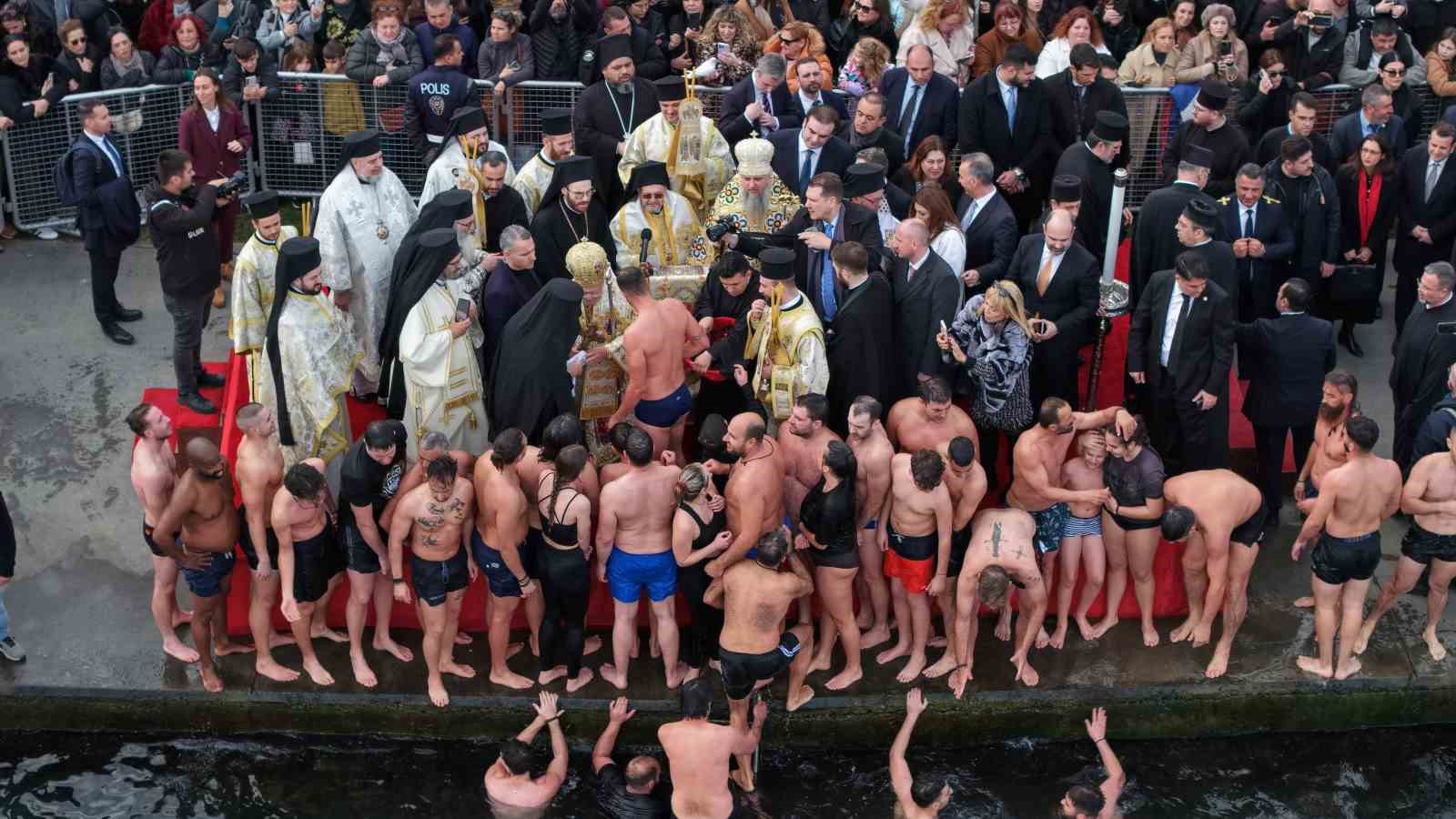 Haliç’te denizden haç çıkarma töreni gerçekleştirildi