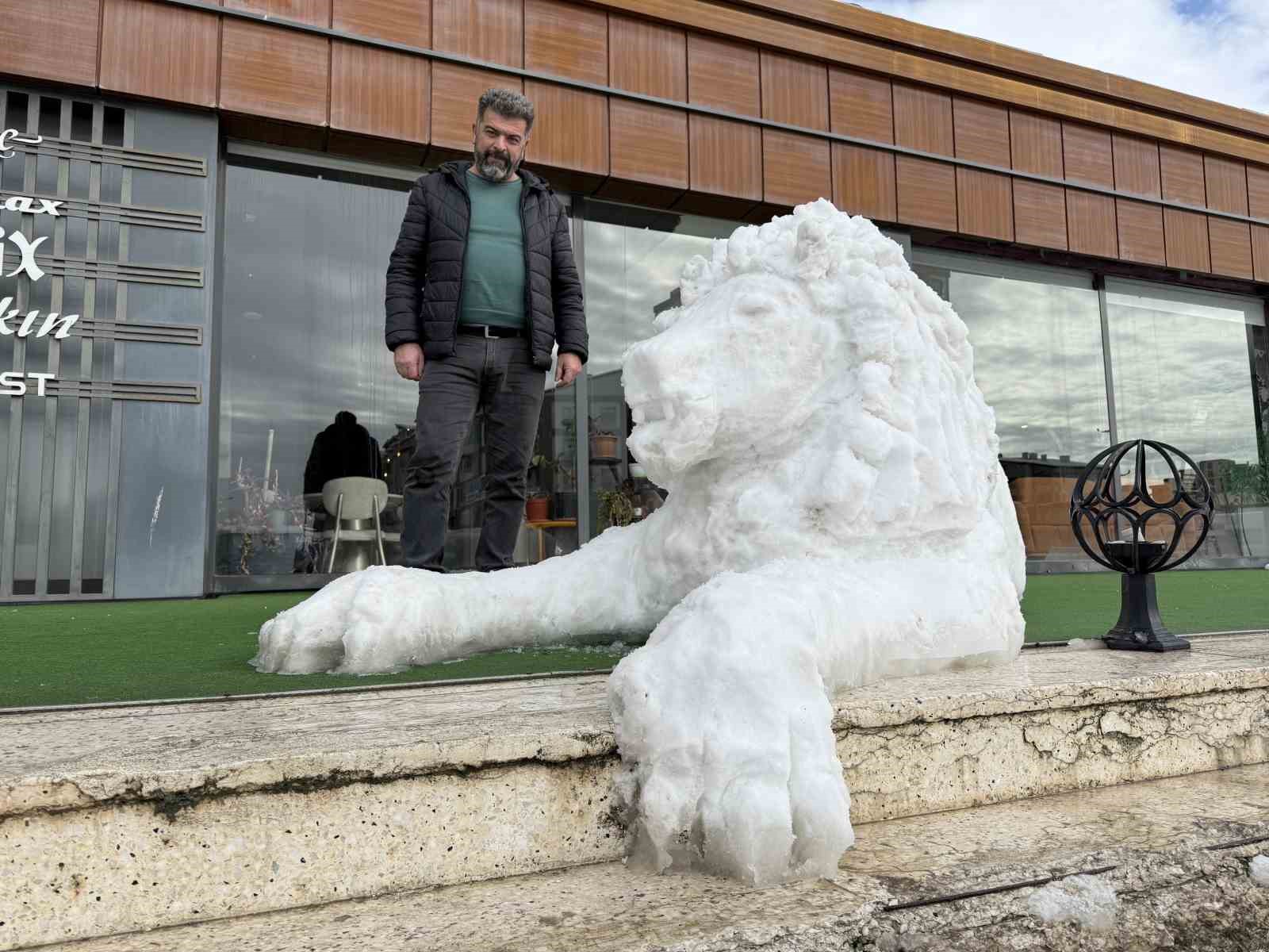 Her detayını 3 saat boyunca kaşıkla tek tek işledi, ortaya kardan aslan çıkardı