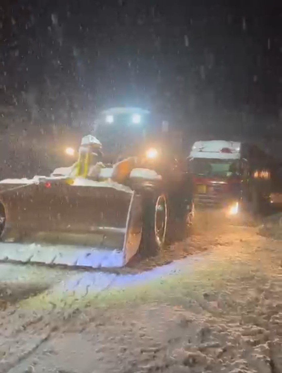 İlçe halkı üşümesin diye doğalgaz tırı iş makineleri ile çekildi