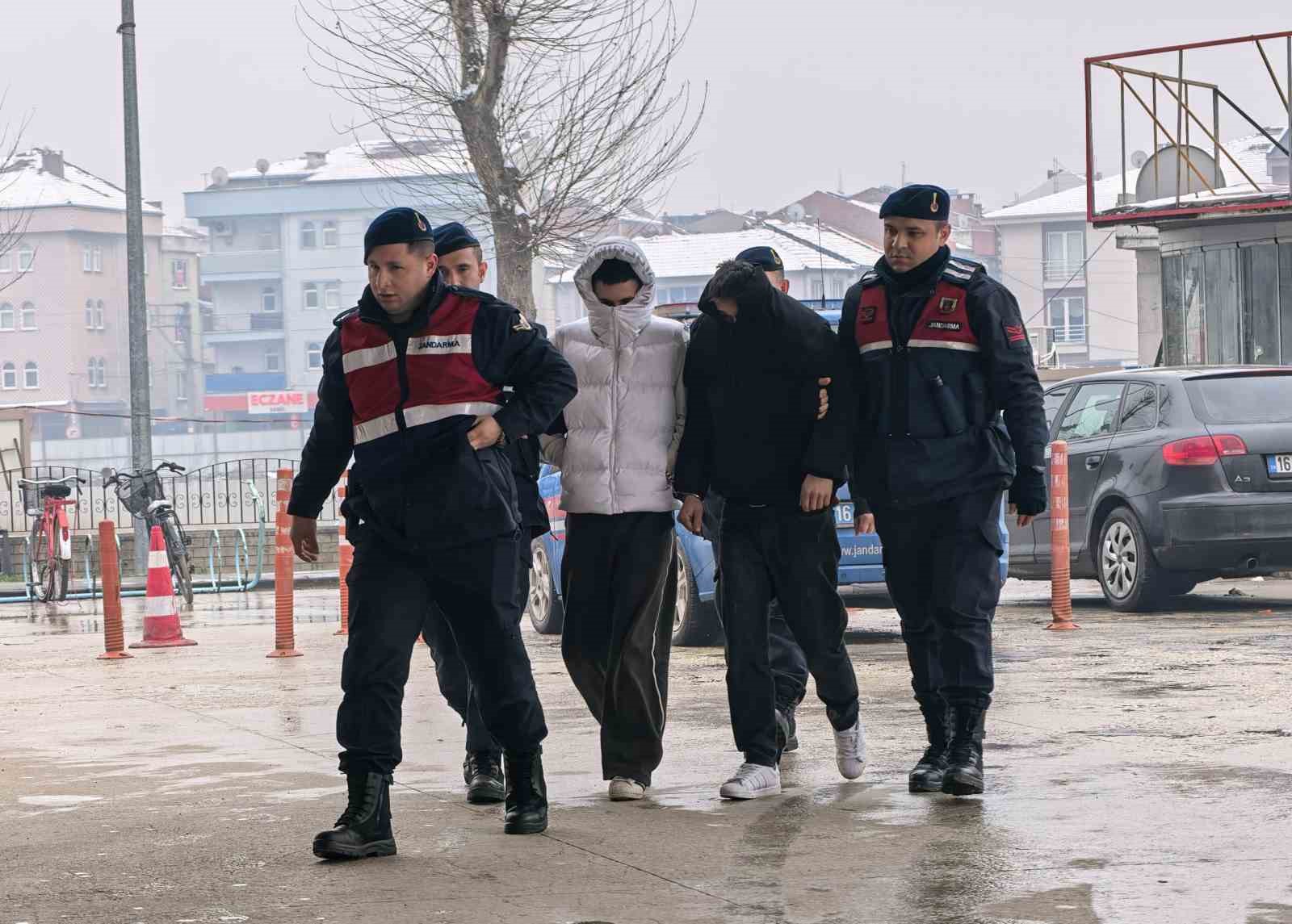 İnegöl’de internet kablolarını çalan 2 şüpheli tutuklandı