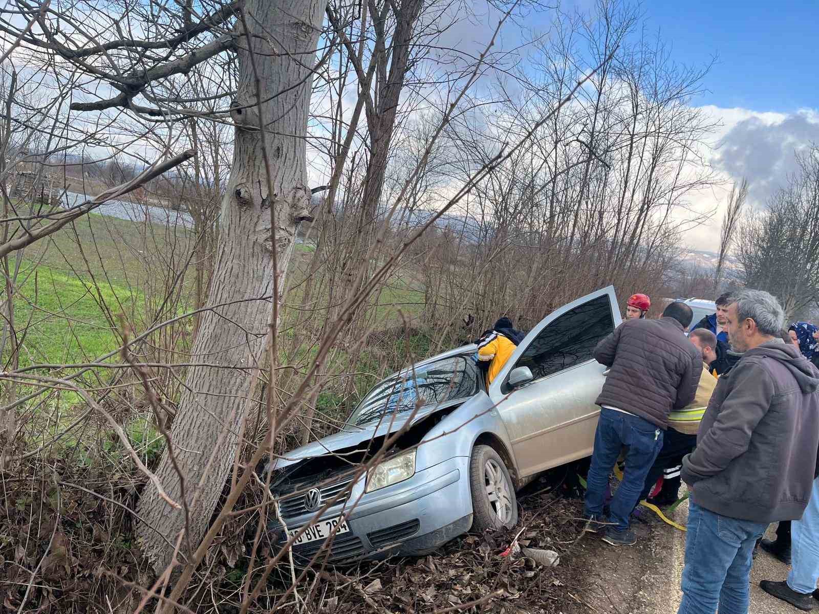 İnegöl’de kontrolden çıkan otomobil ağaca çarptı: 1 yaralı