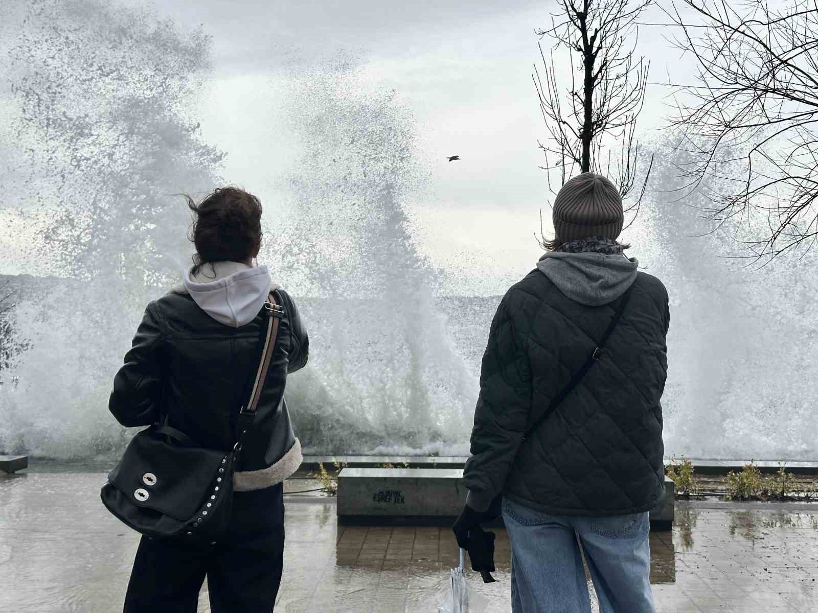 İstanbul’da dev dalgalar oluştu